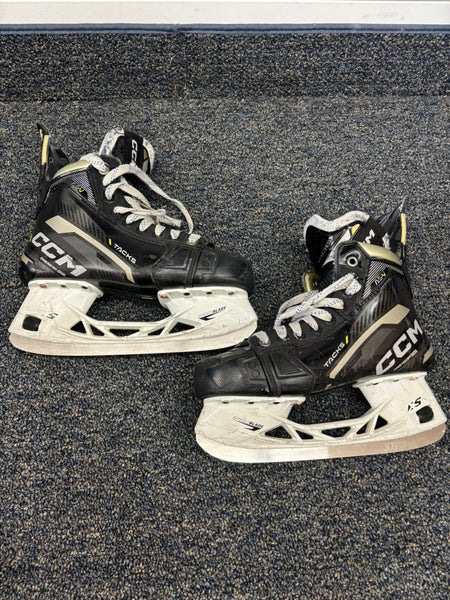 Intermediate CCM AS-V Hockey Skates | Size 5