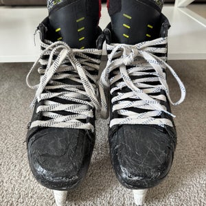 Bauer Vapor Hyperlite Hockey Skates Regular Width 6.5 (Used)