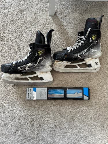 Bauer Vapor Hyperlite Hockey Skates Regular Width 7.5 (Used)