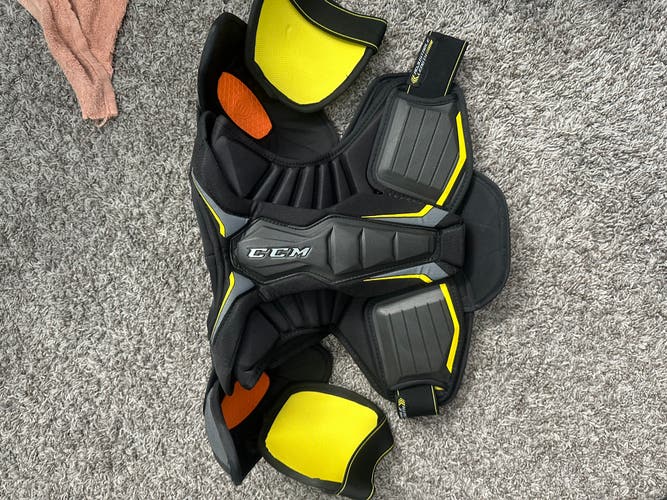 Senior Small CCM Tacks 9080 Shoulder Pads (New)