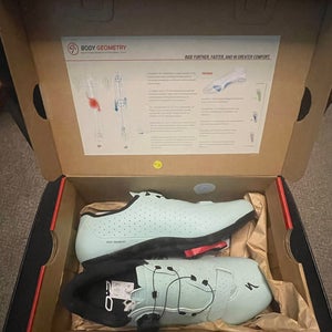 NEW Specialized Torch 2.0 M 9.6 (W 11) Cycling Shoes