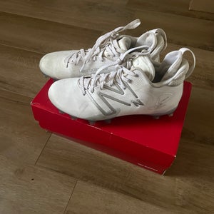 White Unisex Size M 9.5 (W 10.5) Adult New Balance Mid Top Freeze 4.0 Molded Cleats (Used)