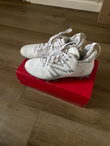 White Unisex Size M 9.5 (W 10.5) Adult New Balance Mid Top Freeze 4.0 Molded Cleats (Used)