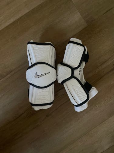 Medium/Large Adult Nike Vapor Elite Arm Pads (Used)