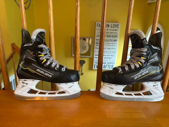 2024 Bauer Supreme M40 Hockey Skates Regular Width Size 3 (Used)