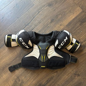 Senior Small CCM Tacks 9060 Shoulder Pads  (Used)