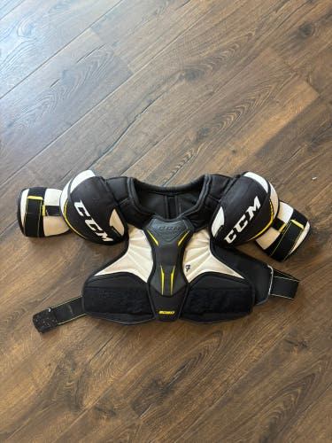 Senior Small CCM Tacks 9060 Shoulder Pads  (Used)