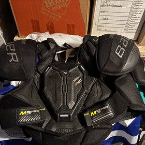 Intermediate Large Bauer Supreme M5 Pro Shoulder Pads (Used)