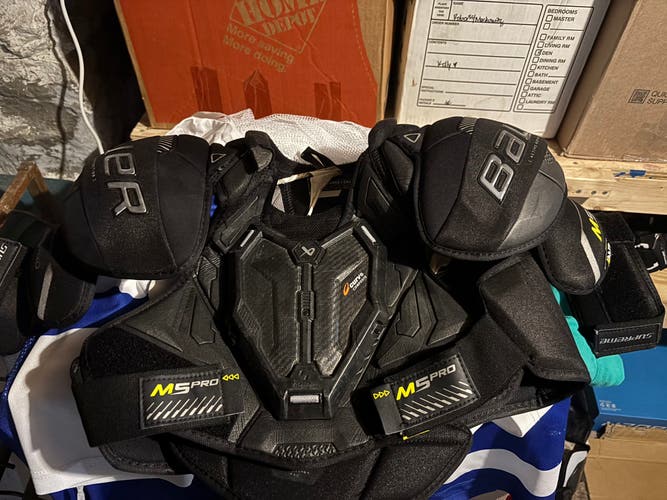 Intermediate Large Bauer Supreme M5 Pro Shoulder Pads (Used)