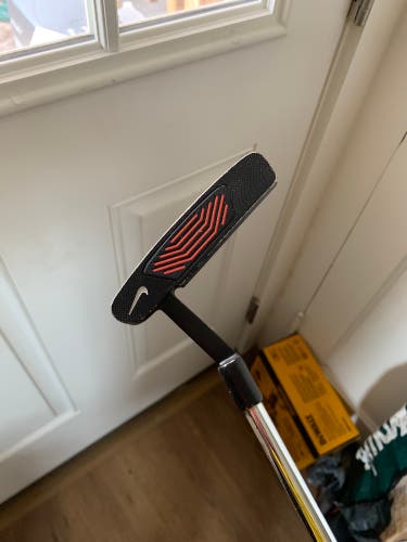 Black Unisex 2015 Nike Blade Method Matter B2-01 Right Handed Putter Uniflex (Used)