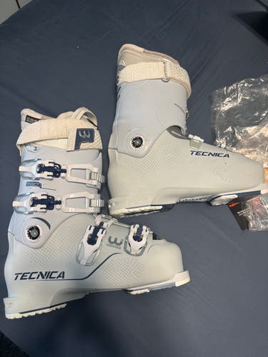 New Women's Tecnica Mach 1 MV 105 W All Mountain Ski Boots Medium Flex (Mondo 26.5 - 305mm)