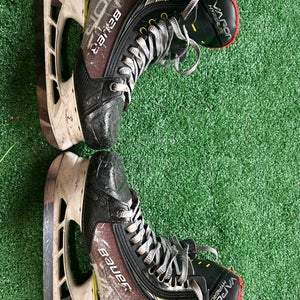 2021 Bauer Vapor Hyperlite Hockey Skates Size 5.5 (Used)