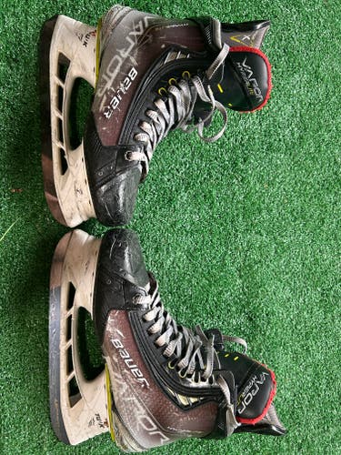 2021 Bauer Vapor Hyperlite Hockey Skates Size 5.5 (Used)