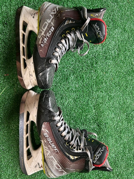 2021 Bauer Vapor Hyperlite Hockey Skates Size 5.5 (Used)