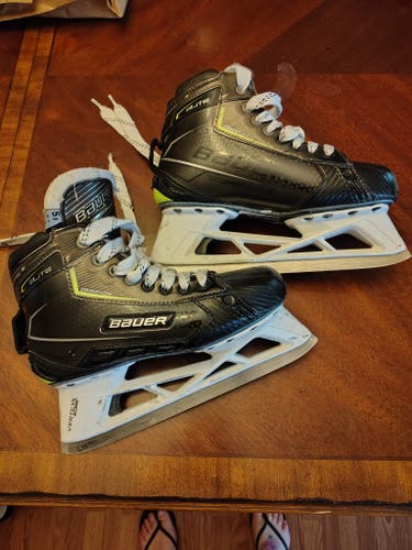 Bauer Elite Hockey Goalie Skates 5.5 (Used)