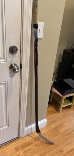Junior Bauer Vapor Hyperlite Right Handed Hockey Stick P28 (Used)