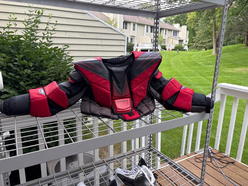 Medium  Bauer Vapor Hyperlite Pro Goalie Chest Protector (Used)