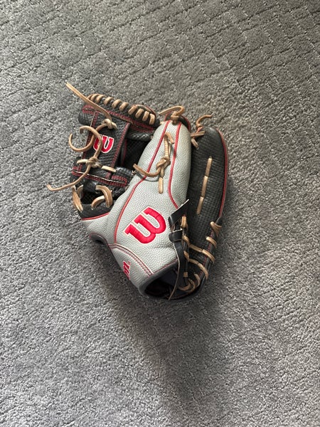 Wilson RH Infield A2000 1975 Baseball Glove 11.75" (Used)