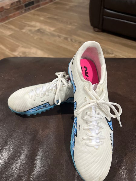 White Unisex Size M 7.5 (W 8.5) Nike Mercurial Vapor Turf Cleats Cleats (Used)