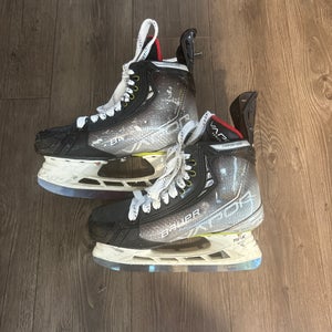 2021 Bauer Vapor Hyperlite Hockey Skates Regular Width   Size 5.5 (Used)