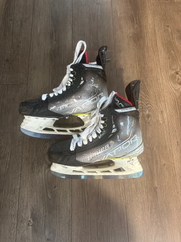 2021 Bauer Vapor Hyperlite Hockey Skates Regular Width Size 5.5 (Used)
