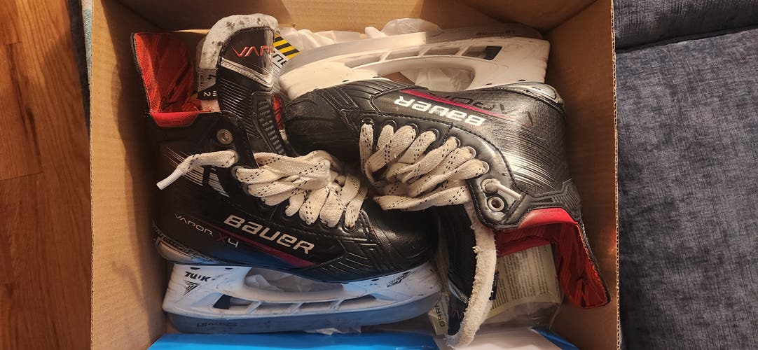Bauer Vapor X4 Hockey Skates Size 4 (Used)