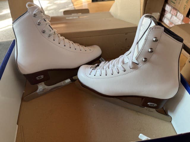 Riedell Figure Skates B Junior 3.5 (New)