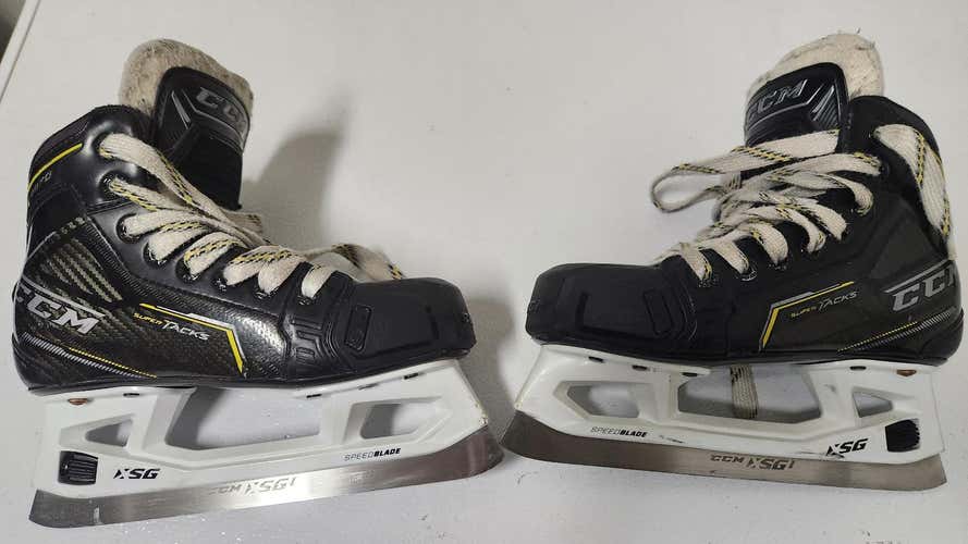 2023 CCM Super Tacks 9370 Hockey Goalie Skates Regular Width Size 1.5 (Used)