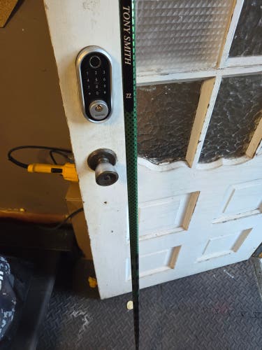 Senior PRO Red Line Right Handed Hockey Stick Mid Pattern Pro Stock (Used)