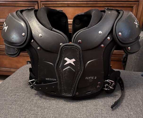 Medium Youth Xenith Flyte Shoulder Pads (Used)
