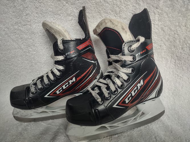 CCM JetSpeed FT440 Hockey Skates Regular Width Youth 13 (Used)