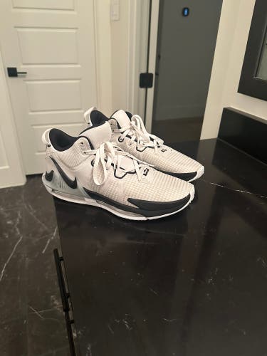 Men's Size M 11.0 (W 12.0) Nike lebron witness 7 Shoes (Used)