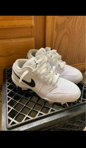 White Unisex Youth Size M 5.5 (W 6.5) Jordan Molded Cleats Cleats (New)