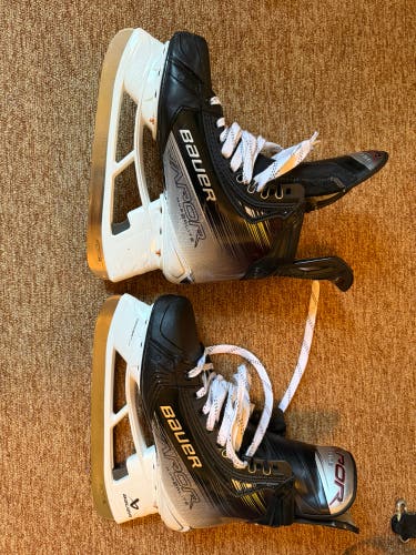 Bauer Vapor Hyperlite 2 Hockey Skates   6.5 (Used)