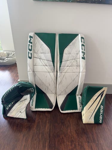 CCM Eflex6 33+2 Pads + Full Right Bauer Hyperlite 2 Blocker + CCM Eflex5 580 Catcher.