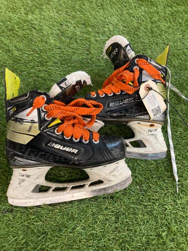 Junior Bauer Supreme 3S Hockey Skates Regular Width Size 3 (Used)