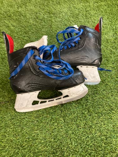 Intermediate Bauer Vapor X400 Hockey Skates Regular Width Size 5 (Used)