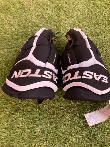 Black Junior Easton Stealth C7.0 Gloves 12" (Used)