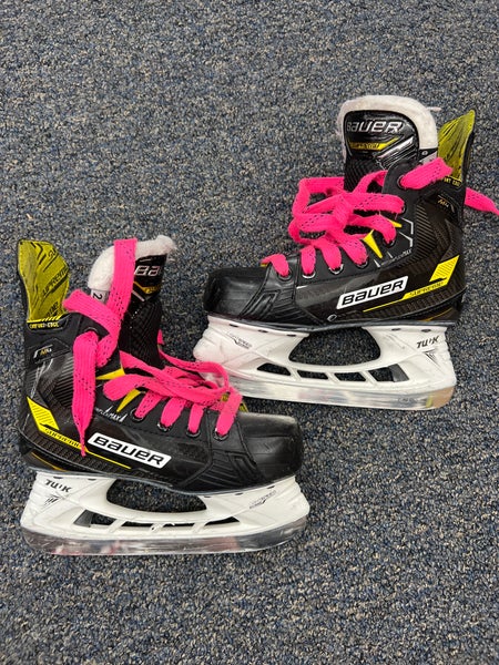 Junior Bauer Supreme M4 Hockey Skates Size 2.5 (Used)
