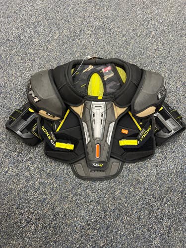 Medium Junior CCM AS-V Shoulder Pads (Used)