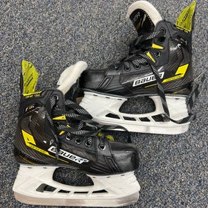 Junior Bauer Supreme M4 Hockey Skates Size 1.5 (Used)