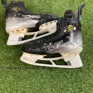 Senior Bauer Vapor Hyperlite Hockey Skates 7.5 (Used)