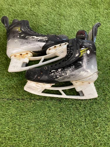 Senior Bauer Vapor Hyperlite Hockey Skates 7.5 (Used)