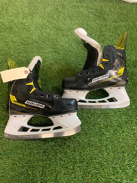 Junior Bauer Supreme M4 Hockey Skates Regular Width Size 3.5 (Used)