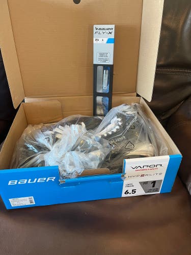 Bauer Vapor Hyperlite 2 Hockey Skates Regular Width  6.5 (New)