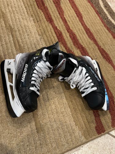 2025  Bauer Vapor Hyperlite 2 Hockey Skates   Size 5 (New)