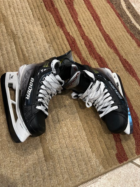 2025  Bauer Vapor Hyperlite 2 Hockey Skates   Size 5 (New)