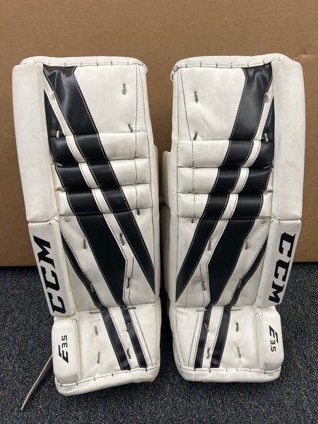 22" Youth CCM Extreme Flex E3.5 Goalie Leg Pads (Used)