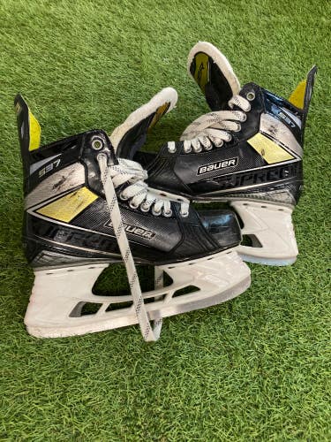 Senior Bauer Supreme S37 Hockey Skates Regular Width Size 6 (Used)