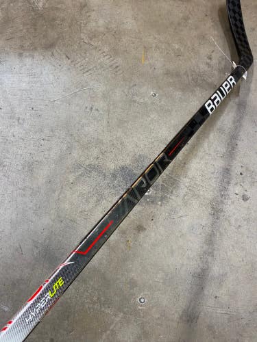 Intermediate Bauer Vapor Hyperlite Hockey Stick Left Hand P88 (Cut-1")